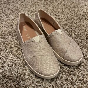 Women’s TOMS Slip-On Flats Size 7 Neutral Beige